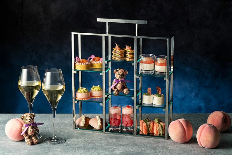 「ピーチアフェクション・ナイトティー」のイメージ。スパークリングフリーフロー付き1名9,800円、シャンパーニュフリーフロー付き1名15,000円（ともに税・サ込）。両プランにコンラッド・ベア付き。