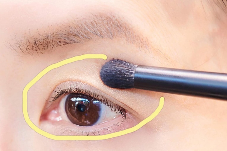 塗る範囲はここまで。塗った後は、ブラシでていねいにぼかします。