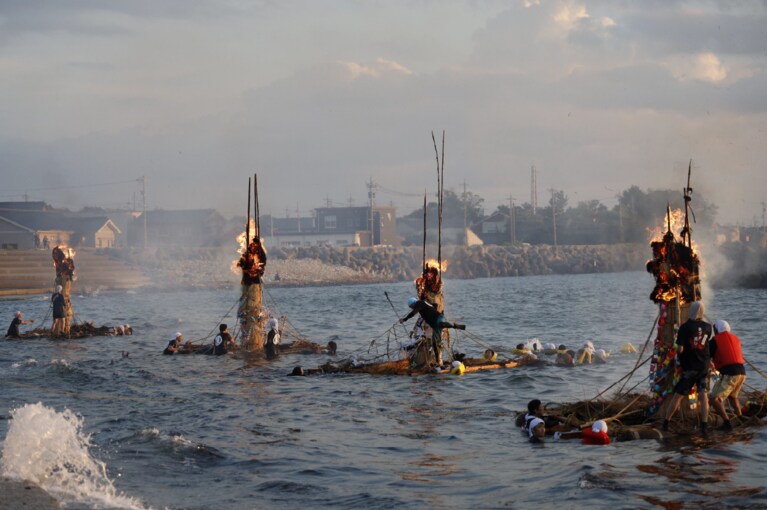 滑川のネブタ流し。