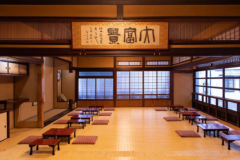 2階の大広間。小さなちゃぶ台やあたたかみのある窓枠に情緒が感じられる。