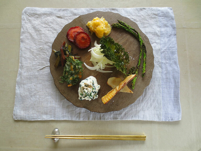 「昼餉」の1品目「八菜皿」。近辺の箕面や能勢の野菜を使った8品。葉ゴボウのきんぴら、人参葉のかき揚げ、ケールのチップスの他、アスパラ、筍、クレソンなど。