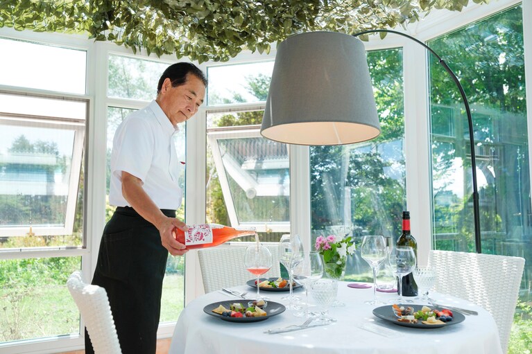 ブドウ畑を望むコンサバトリーで、まずはロゼ。