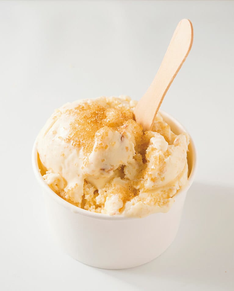 砕いたマラサダが入ったクリーミーなアイス 3.5ドル。