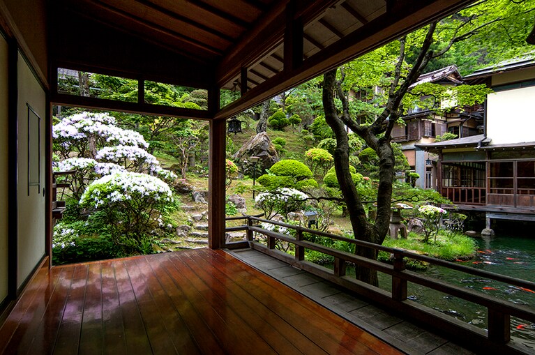 会津東山温泉 向瀧［福島／会津東山温泉］庭園 つつじ。