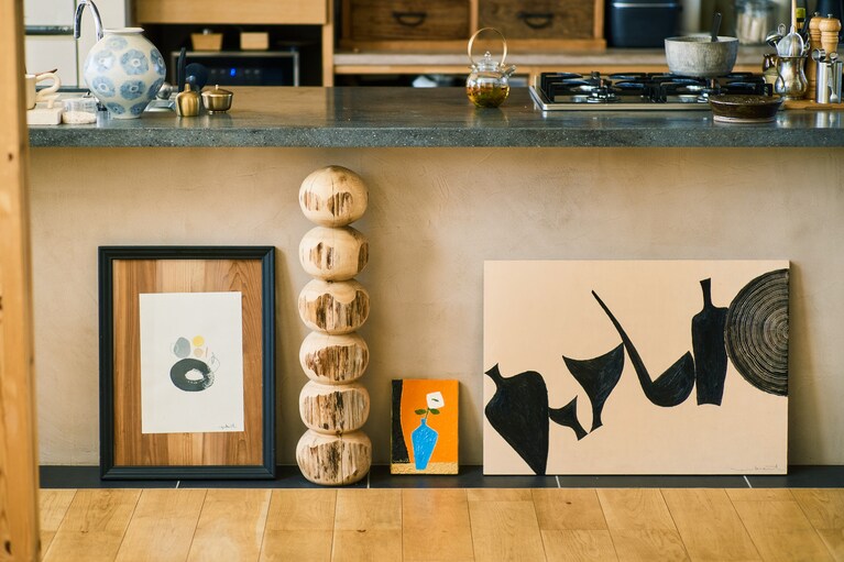 石岡さんの台所に飾られている大きなアートはyukartさんが描いたもの。撮影：田村昌裕（freaks）