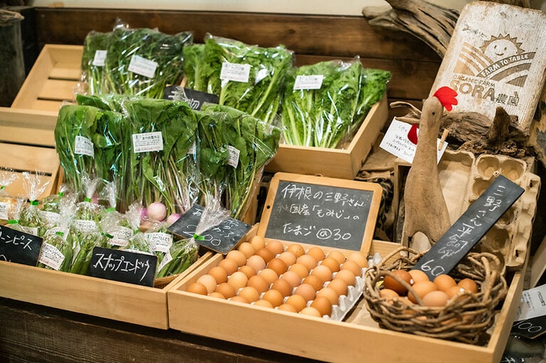 直売所にはSORA農園の野菜のほか、伊根「三野養鶏場」の卵、「かもいけ商店」の米や餅などが並ぶ。「弥栄窯」のパンも土曜日に登場。