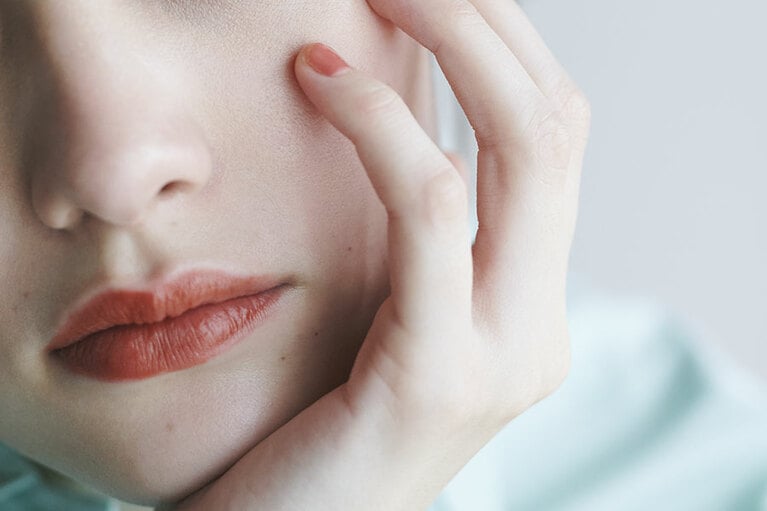 チークを使わない分、Cのリップは丁寧に二度塗りしてしっかり色をのせる。