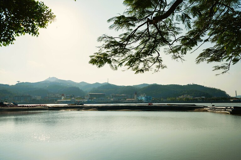 河口の対岸には、中国・珠海市の街並みが。