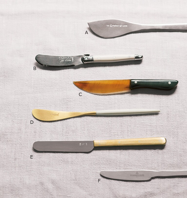 A. 心地よい重さのステンレス製。ナイフ 700円／柳宗理(佐藤商事)。 B. チーズやフルーツのカットにも使える。ナイフ 1,400円／ジャンデュボ ライヨール(ザッカワークス)。 C. ベトナムの水牛の角を使用。ナイフ 2,500円／サラペセリック(シボネ青山)。 D. マット仕上げのステンレス。ナイフ 2,400円／クチポール(ソルーノ)。 E. 柄の真鍮の経年変化を楽しめる。ナイフ 4,500円／東屋(東青山)。 F. ドイツ生まれのカトラリーブランド。ナイ フ560円／ピカード＆ヴィールプッツ(ザッカワークス)