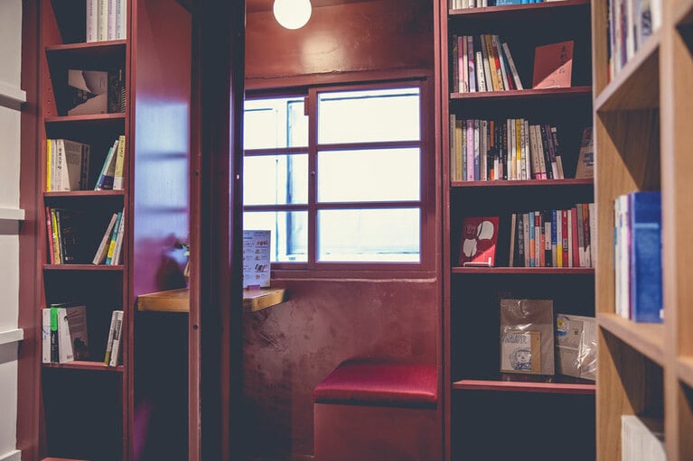 書架の裏にある隠れ家のようなスペース。