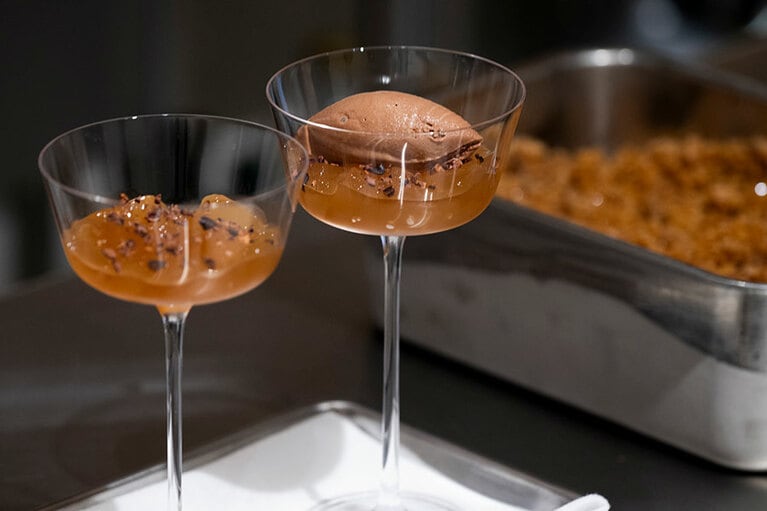 カカオのパーツを重ねていく。