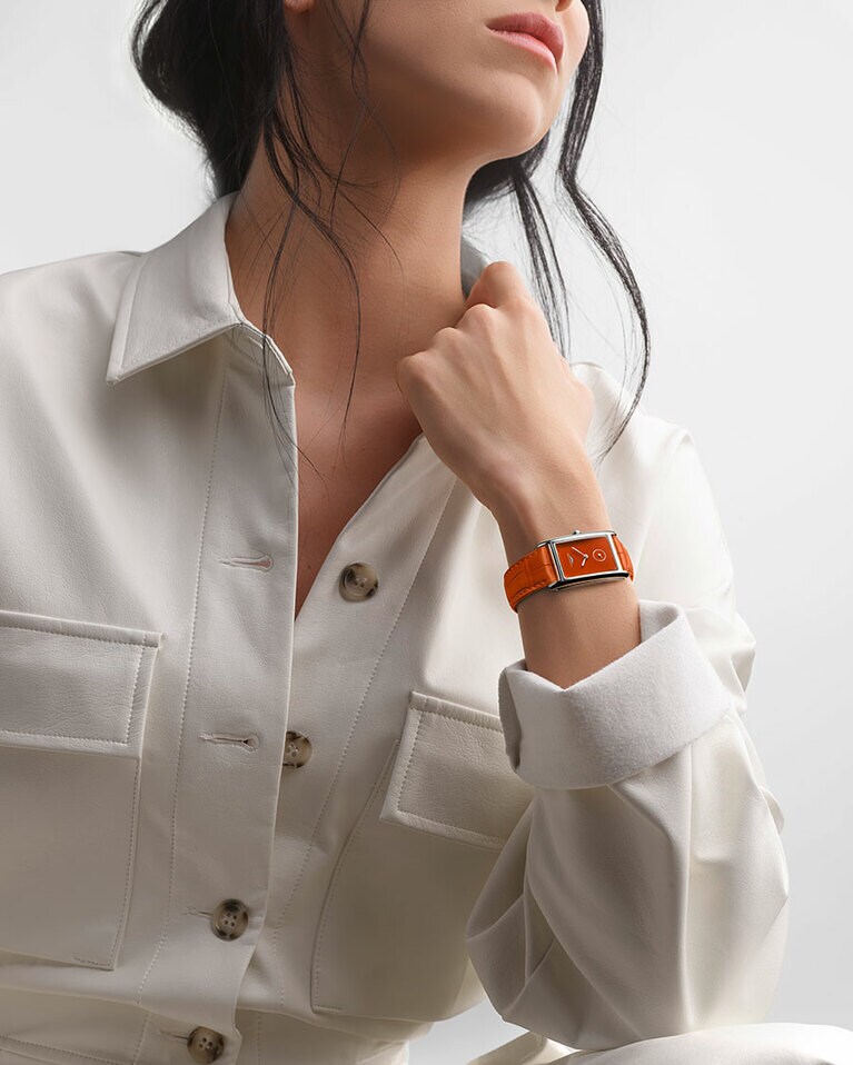 「ロンジン ドルチェヴィータ」バーントオレンジ。