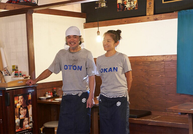 店主の野田康裕さん(左)と妻の優香さん(右)。