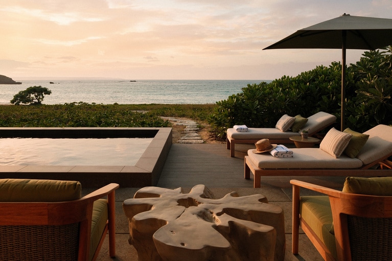 客室の一例「デラックスビーチフロントヴィラ」のテラス。絵のように美しいビーチフロントの眺望を楽しめるだけでなく、砂浜への直接アクセスも可能。