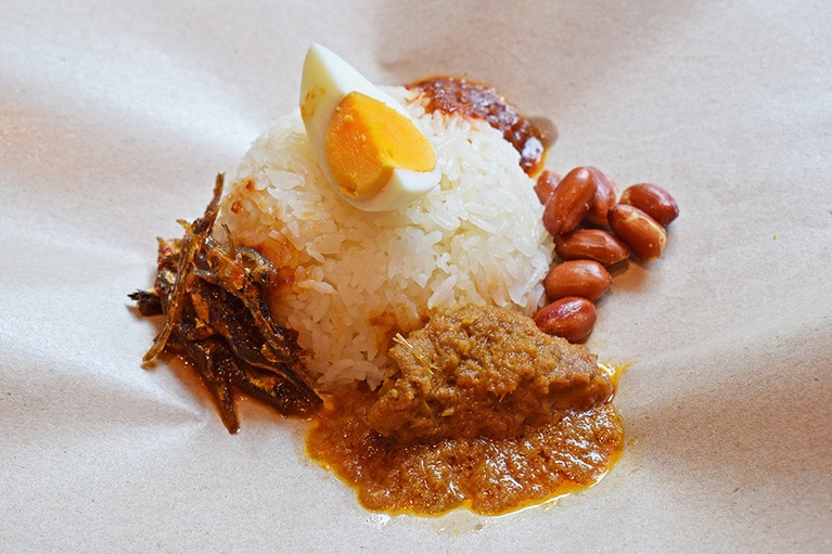 「マレーカンポン」は紙で包んだ現地の屋台飯を再現(500円)。ナシレマッはおかずとご飯をよく混ぜて食べるのがおいしく味わうコツ。
