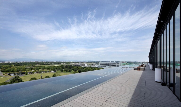 晴れた日には富士山まで望める長さ60ｍのインフィニティプールに使われているのは、独自に掘削した温泉水。