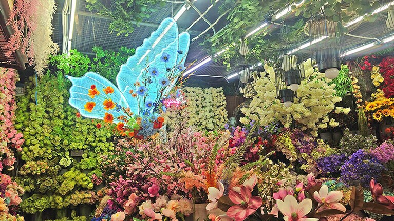 蝶々のネオンの店はひときわ目立つので、フラワーロード巡りの目印にもなります。