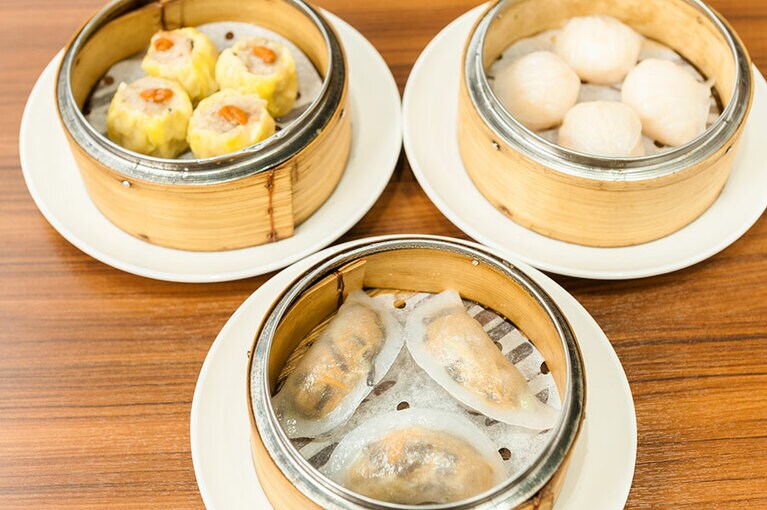 手前から時計回りに、「7種野菜の蒸し餃子」480円、「ポークと海老の焼売」580円、「海老の蒸し餃子(ハーガオ)」580円。