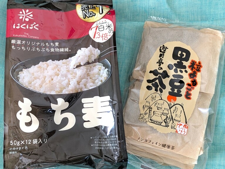 朝食に取り入れたもち麦と、一日かけて飲む黒豆茶。
