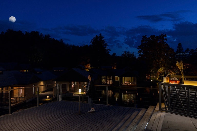 期間中は毎夜、湯上がり処のテラスで夜風に吹かれながら、日本酒の飲み比べを楽しむことができる。