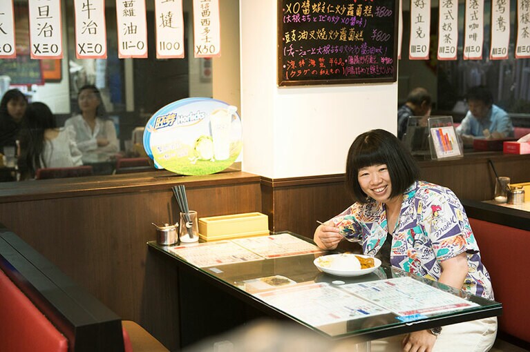 初めての香港チキンカレーライスに感動！　笑顔が溢れる伊藤さん。