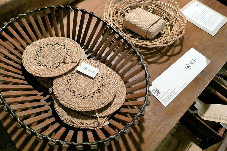 商品にはコースターや名刺入れ、手提げバッグなどがあります。品のあるデザインが魅力です。