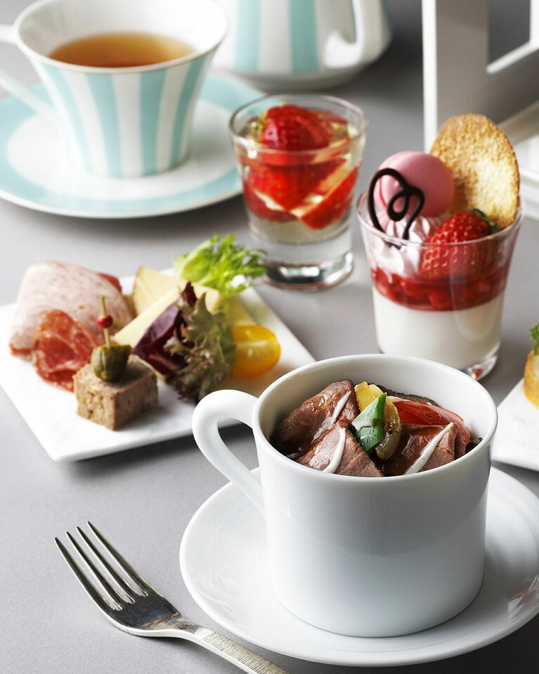 写真手前は、メインディッシュの「黒毛和牛のローストビーフ スモール丼」。