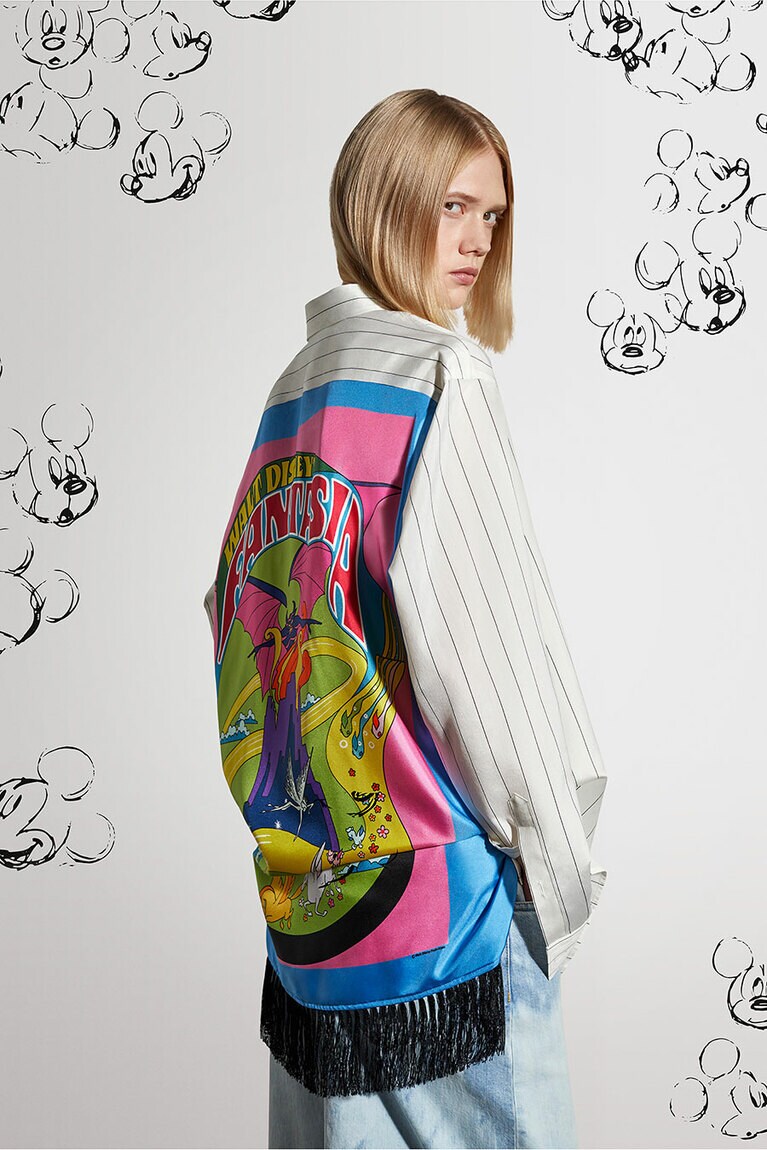 バックプリントシャツ 119,900円、デニムパンツ 94,600円。©Disney