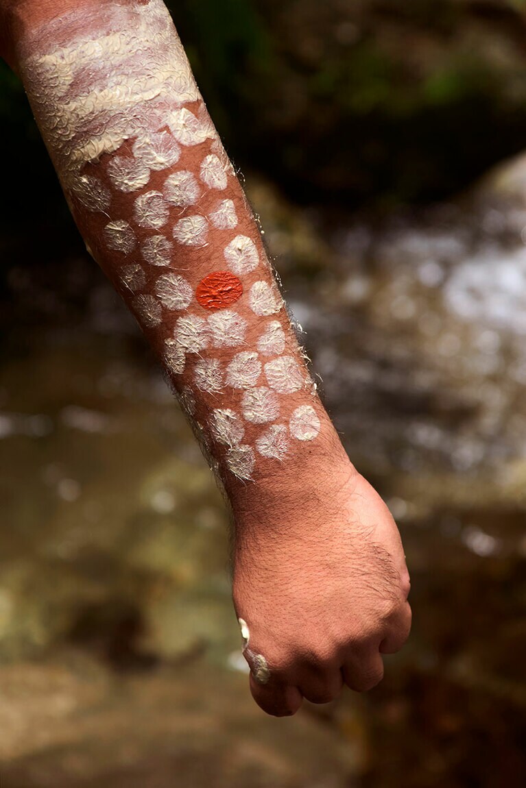 先住民アボリジナルの文化を知ることができる施設もあり、実際にペイントを見せてもらえる。この赤い丸の位置が名刺代わりになるのだそう。