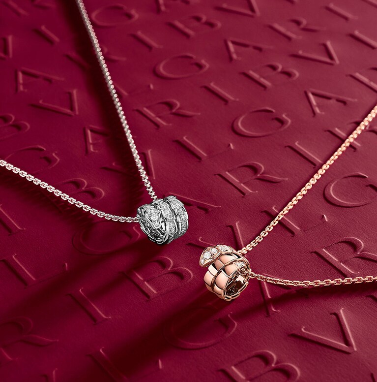 「セルペンティ ヴァイパー」ネックレス。左からWG×DIA 740,000円、PG×DIA 448,000円。