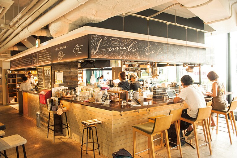 オープンキッチンのカウンターのほか、店内奥にはテーブル席もある。