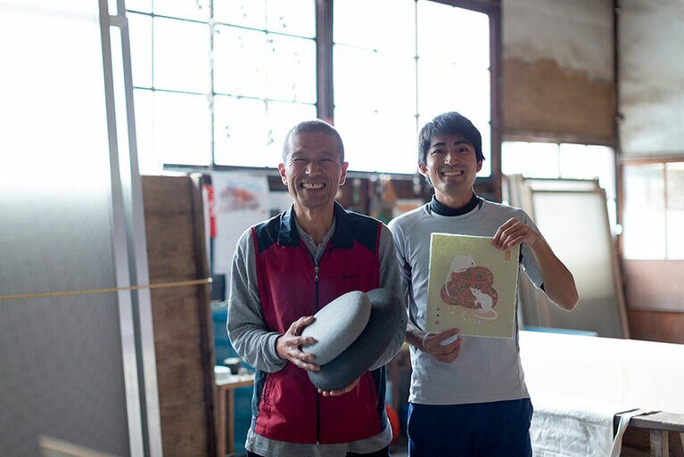 やさしそうな笑顔が印象的なやなせ和紙の職人。