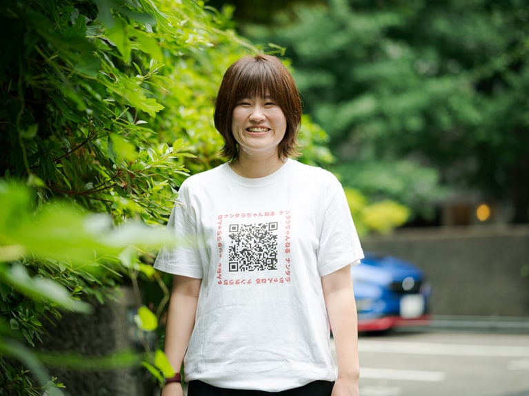 岡部知穂さん。TシャツのQRコードはくりぃむしちゅーのYouTube番組「ナンタラちゃんねる」のURL。