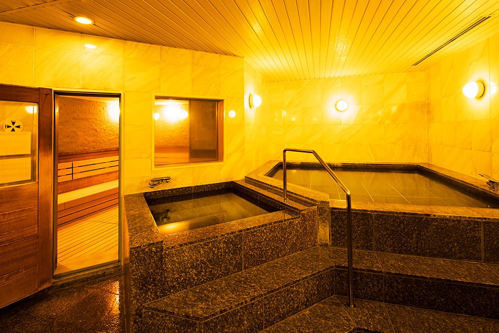 バーデゾーンの男女別浴場には、人気のドライサウナ、ジェットバス、シャワーブース、水風呂が備わっている。