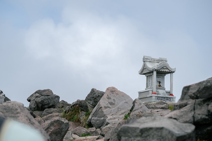 那須嶽神社は山麓にある那須温泉神社の奥宮で、石造の祠も建てられている。5月には山の安全、五穀豊穣、商売繁盛などの祈願を執り行う開山祭もあり、多くの人が登りにくる。