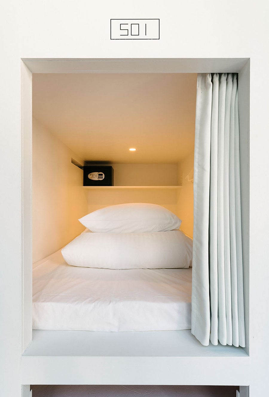 ［マンガ アート ホテル トーキョー］カーテンを閉めれば、自分だけの世界に没入できるベッドユニット。