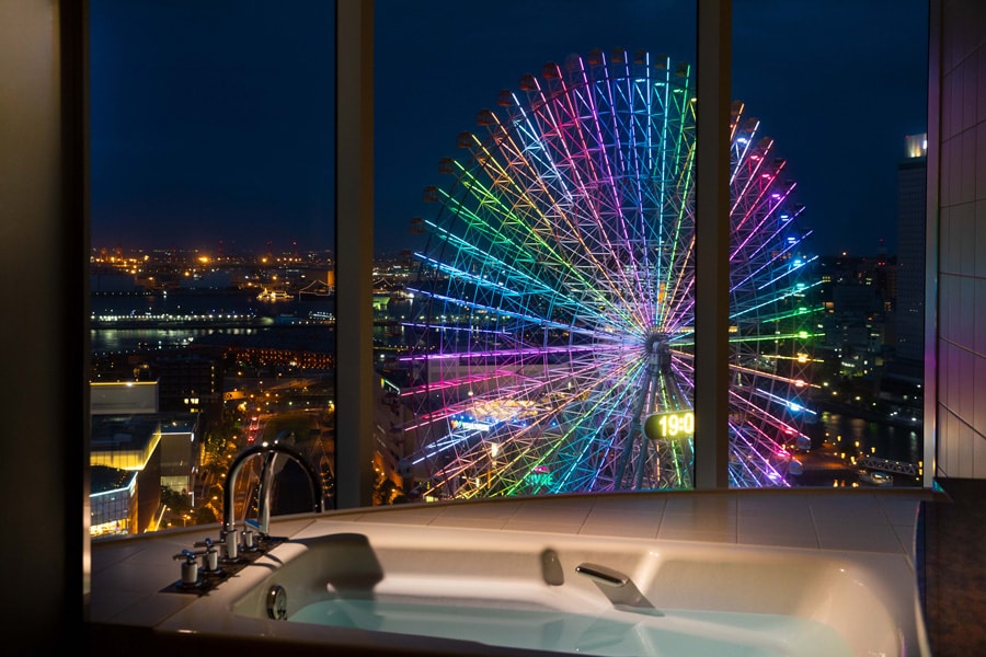 世界最大の時計型大観覧車を間近に眺める「ラグジュアリーオーシャンツイン」のバスルーム。
