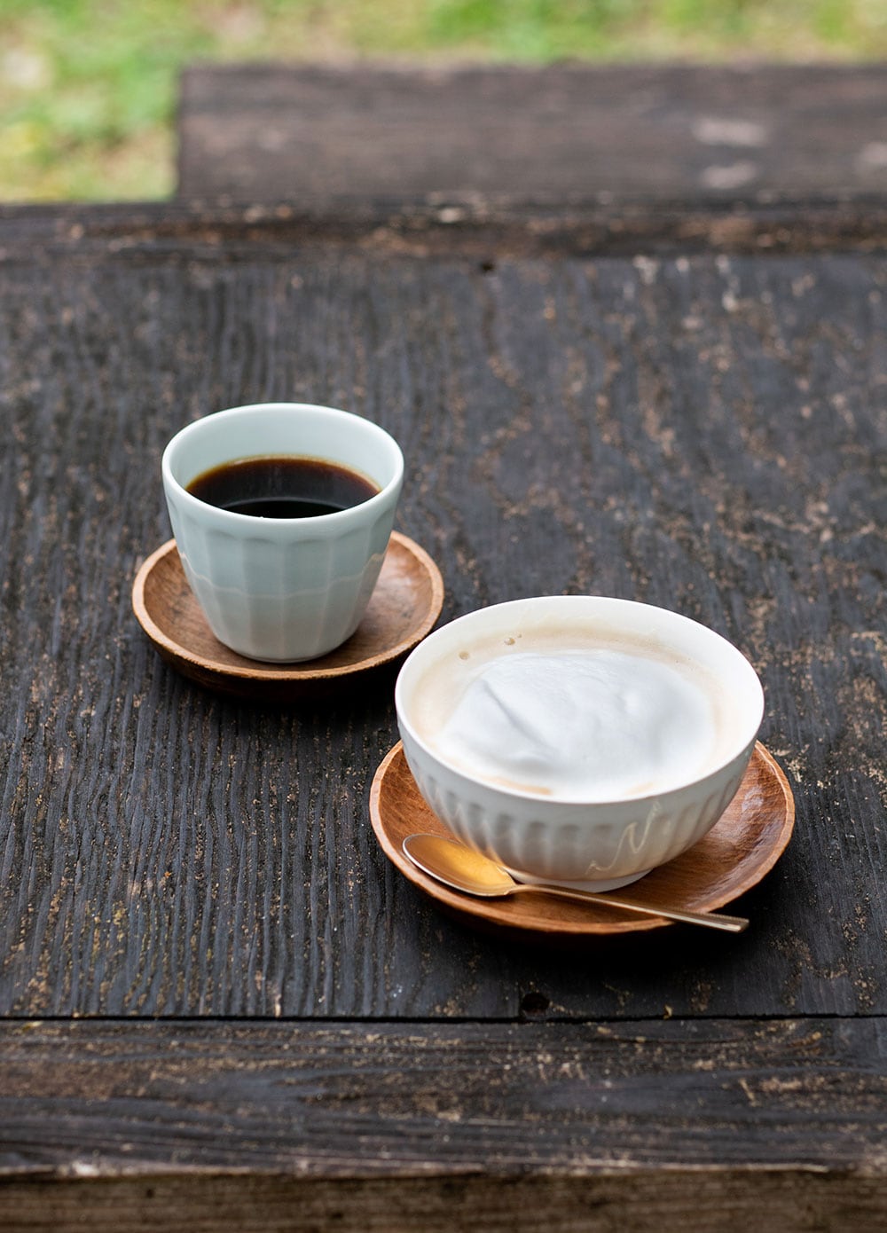 ハンドドリップコーヒーは、オーダーごとに豆を挽いて淹れてくれる。500円。ふわふわのフォームドミルクがたまらないカフェオレも人気。500円。