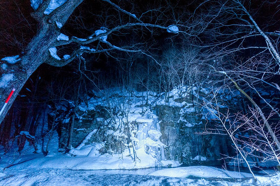 「氷瀑ライトアップツアー」で訪れる「千筋の滝」。繊細かつ力強い自然のアートに感動。