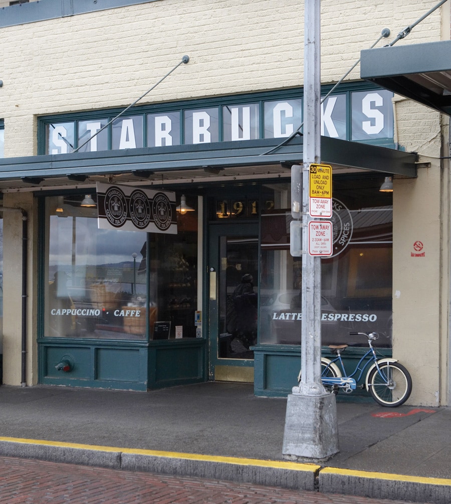 米国・ワシントン州シアトルのパイク・プレイス・マーケットにスターバックスコーヒーの最初の店舗。