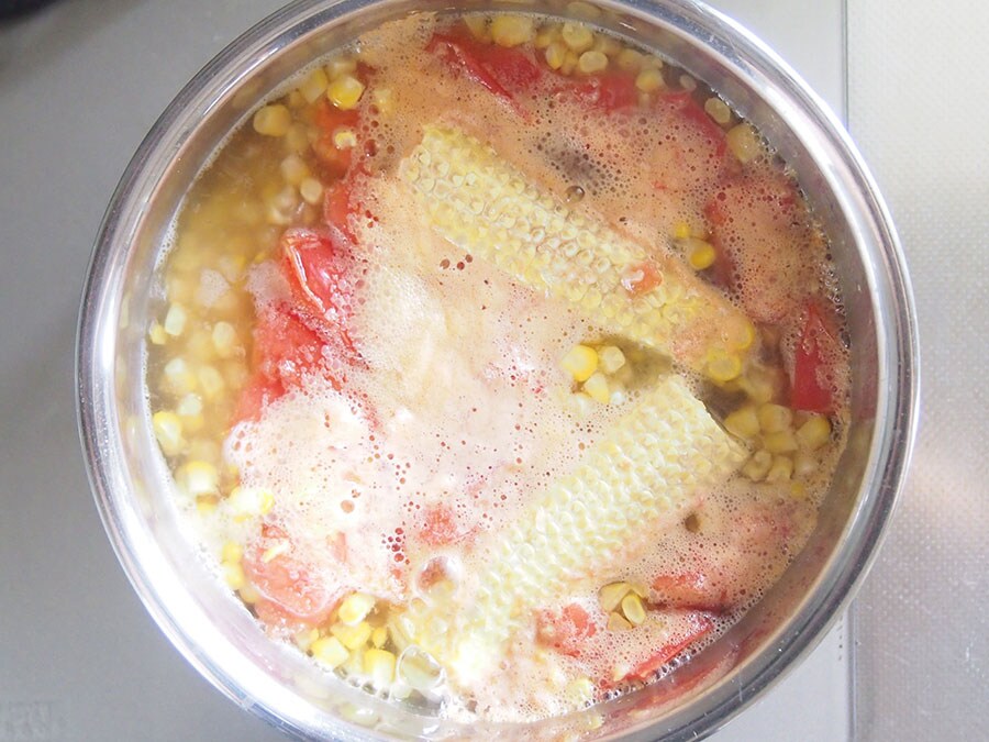 (3) トウモロコシの甘みが出てきたら、(1)のトマト、鶏がらスープを入れて更に煮ます。