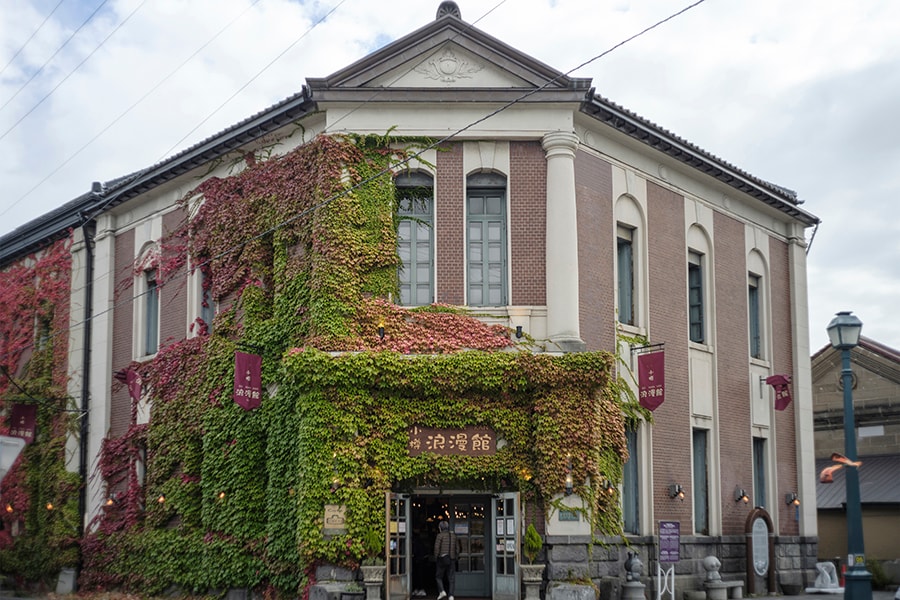 アクセサリーとガラス雑貨を販売する「小樽浪漫館」。この洋館風の建物は、明治時代に銀行として使われていたそうです。