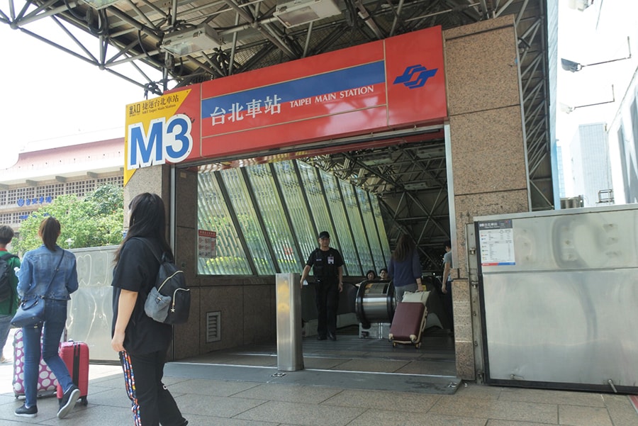 M3出口左手にはコスモスホテル台北が。