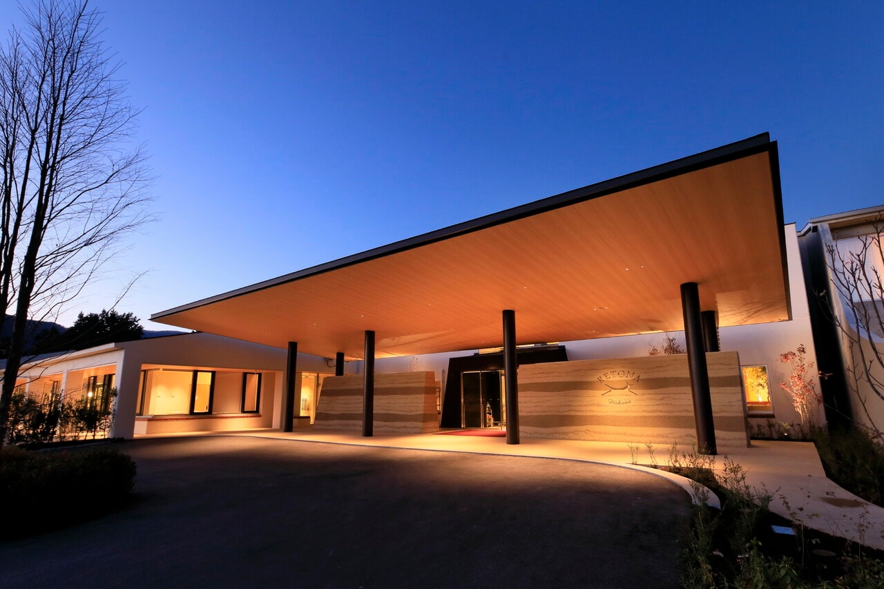 2024年3月末に閉業した「小田急 箱根レイクホテル」を全面リノベーションし、新装オープンした「RETONA HAKONE（リトナ箱根）」の外観。