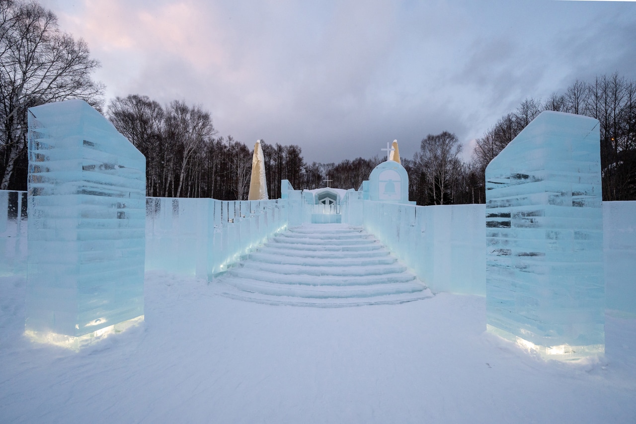 氷のゲートを抜け、氷の階段を上った先に氷の教会がある。