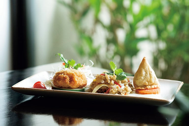 「スパイシーズ」のカリナリー・ジャーニーではサモサなどの人気メニューをアソートプレートで味わえる。