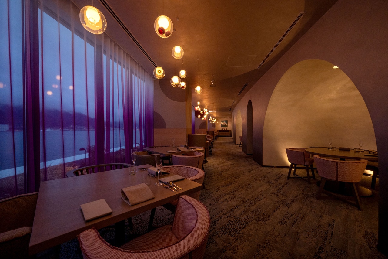 深海をイメージした空間デザインも魅力のひとつ。関門海峡と北九州の夜景も楽しんで。