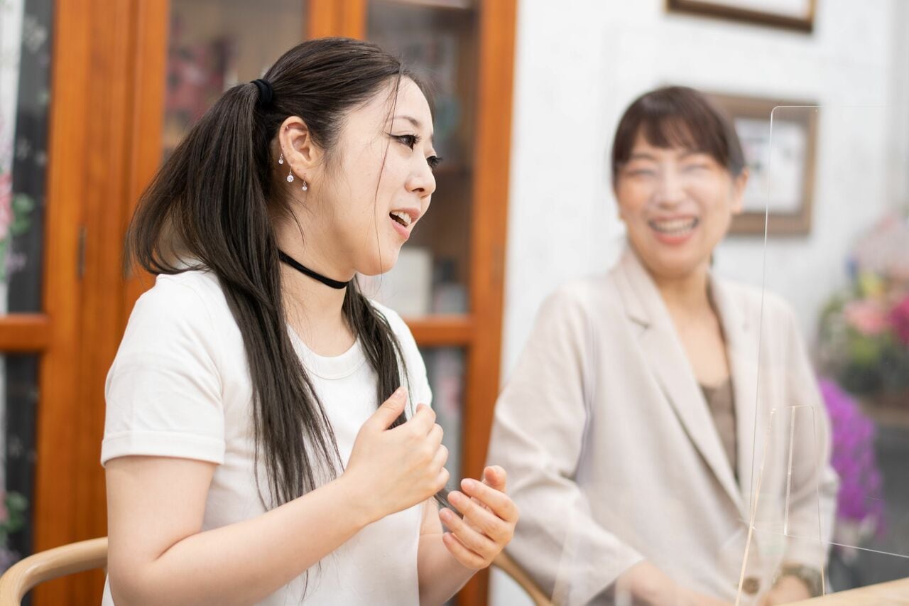 日本エレキテル連合の中野聡子さん（左）と橋本小雪さん（右）