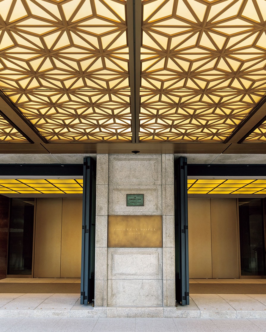 ホテルエントランスの軒裏は弥栄会館時代のステージ上部の垂れ壁に施されていた麻の葉のデザインをアレンジ。