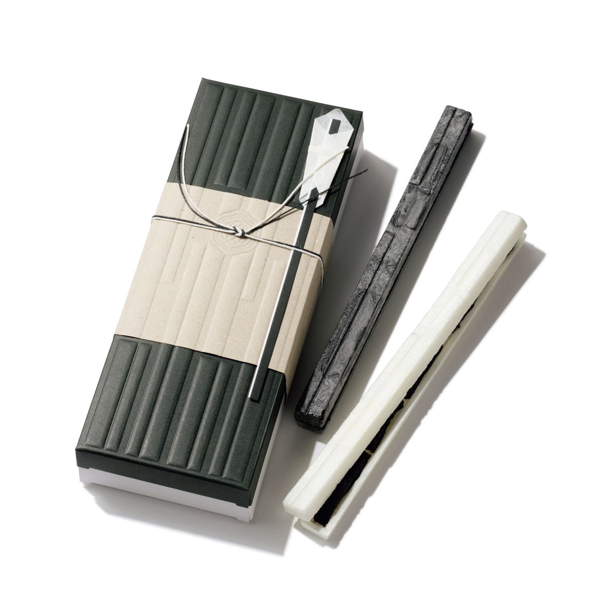 「弔事用 最中 2種（黒胡麻餡・紫芋餡）」各1箱2本入り 2,160円／HIGASHIYA GINZA。弔事用の熨斗付き。白と黒の最中種に自分で餡を挟む。